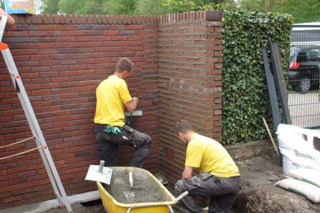 Steens tuin muren metselen en invoegen met voegzand in dongen